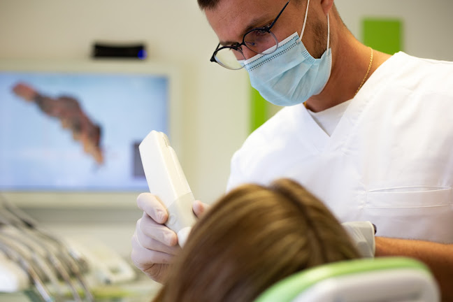 Stomatolog Dental Centra Grzela tijekom rada